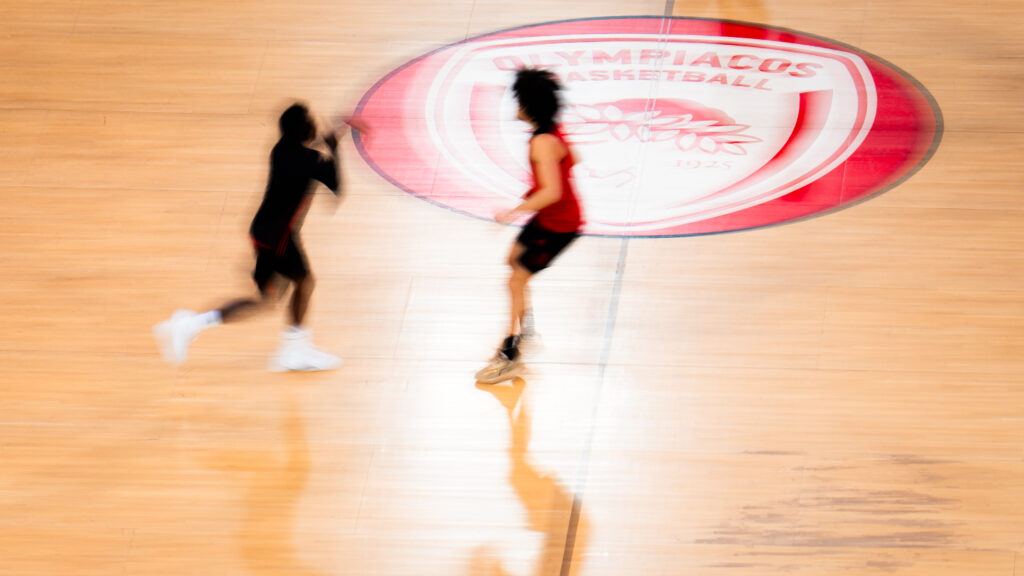 TJ Shorts II et Nadir Hifi s'échauffent avant le match face à l'Olympiakos.