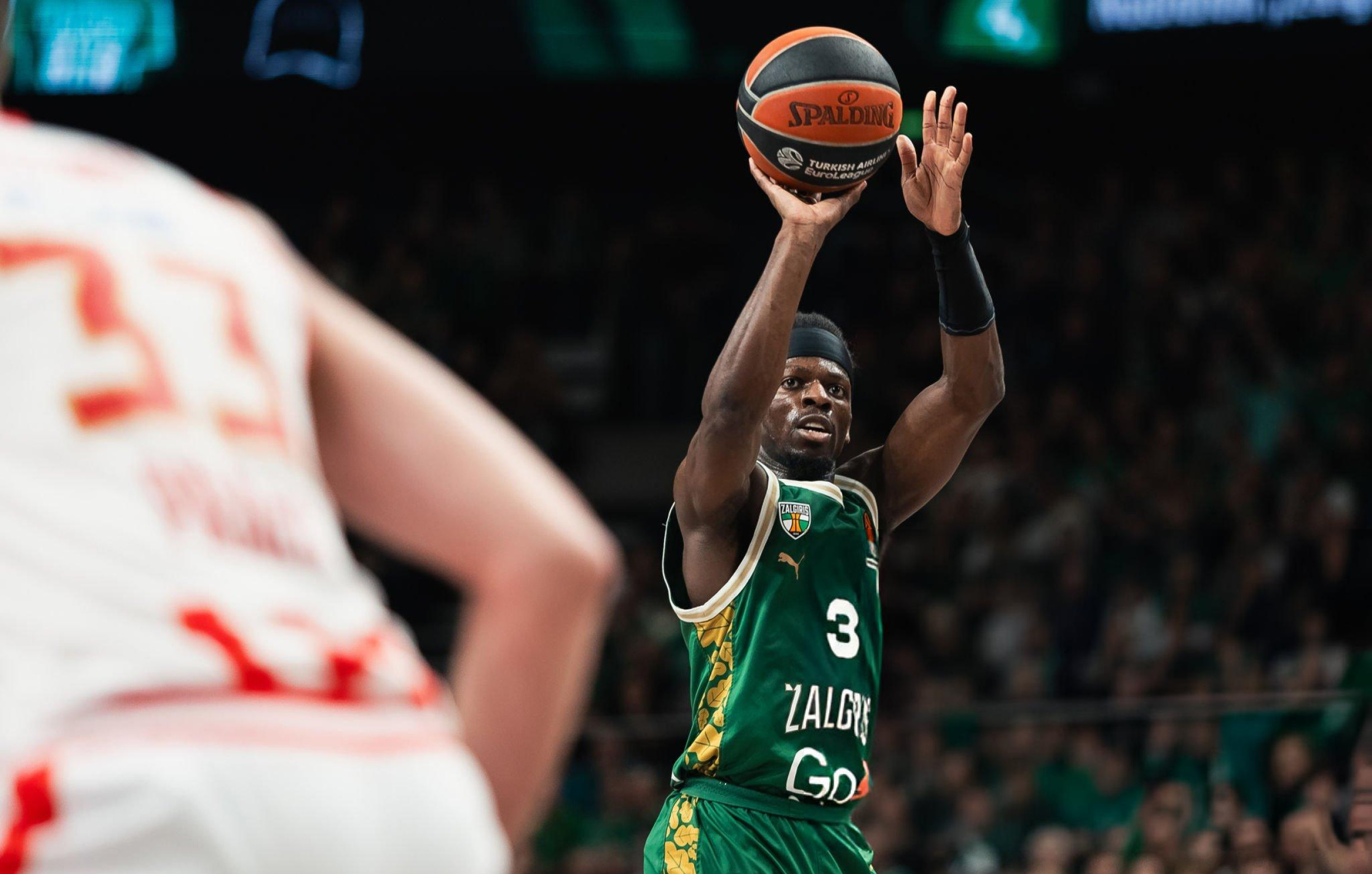 Sylvain Francisco est cette saison à 95 de TS+ (-5% d’efficacité au scoring comparé à la moyenne d'Euroleague) avec 63% de ses tirs pris à trois points (83e centile). Crédit : Eitvydas Kinaitis via Getty Images