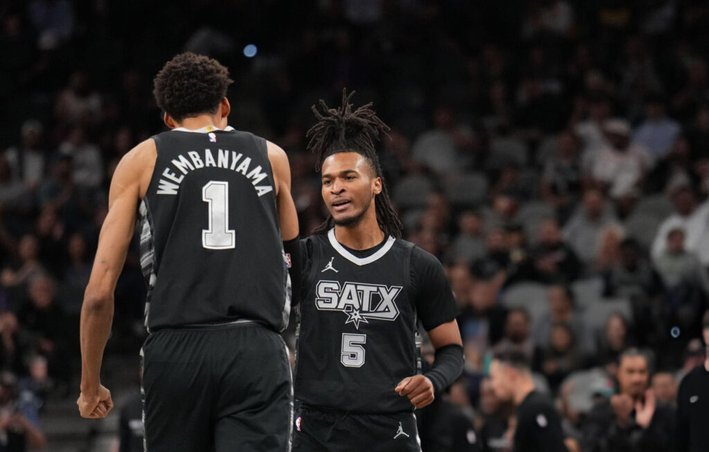 Stephon Castle et Victor Wembanyama se checkent après un panier.