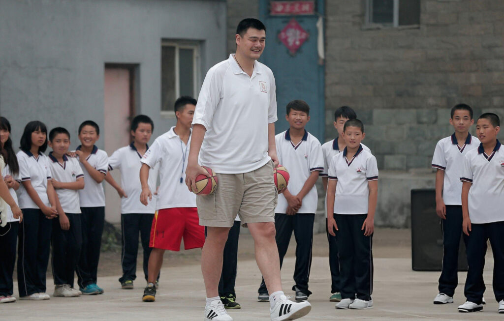 sur Le Roster. | Yao Ming, la muraille qui a ouvert les portes de la NBA en Chine Yao Ming est une véritable inspiration pour tous les jeunes de son pays. Lintao Zhang via Getty Images