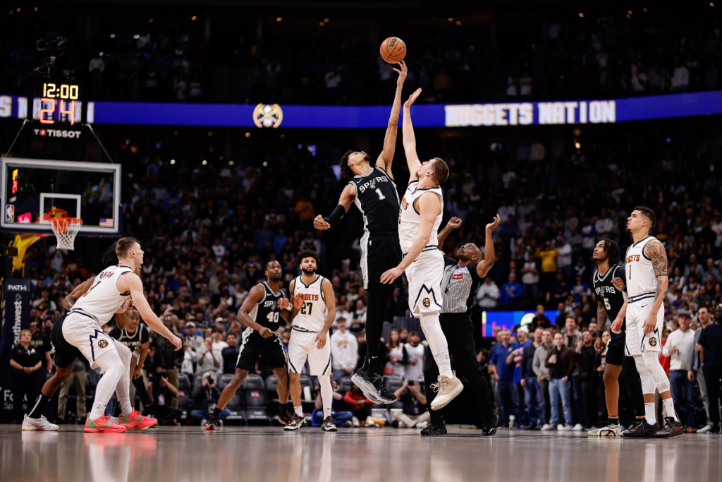 Victor Wembanyama et Nikola Jokic à l'entre deux le 03/01, NBA
