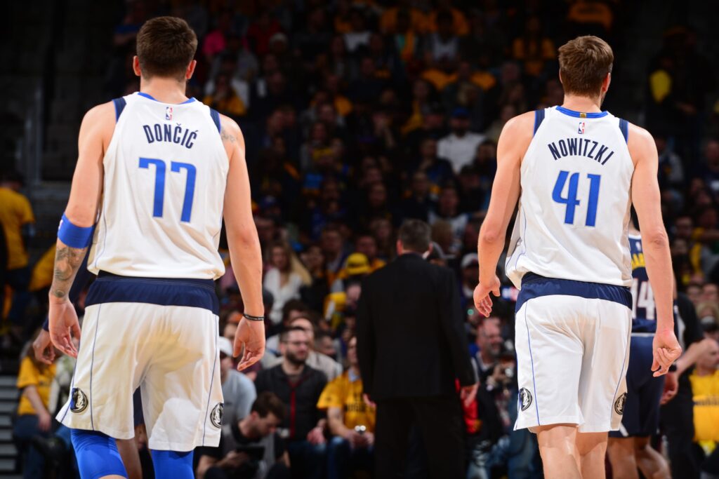 Lors de cette saison 2018-2019, Dirk Nowitzki transmet le flambeau des Mavericks à Luka Doncic. Crédit : Bart Young/NBAE