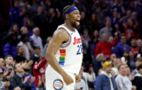 Guerschon Yabusele célébrant sous le maillot des 76ers.