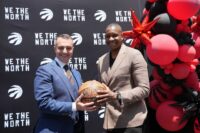 Darko Rajakovic, entraîneur des Toronto Raptors et Masai Ujiri, président des Toronto Raptors. Crédit : NBA.COM