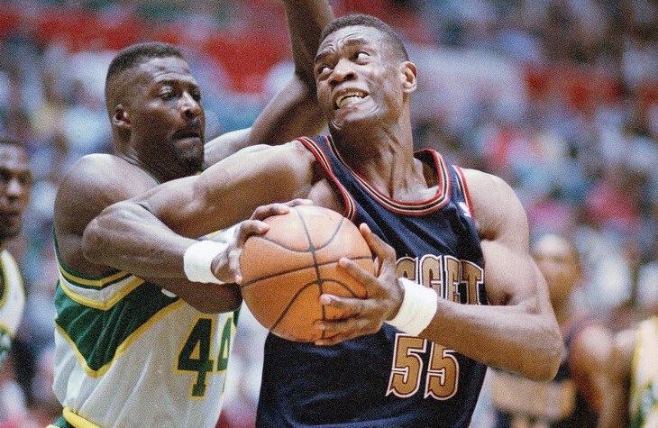 Dikembe Mutombo. Crédit : Gary Stewart.