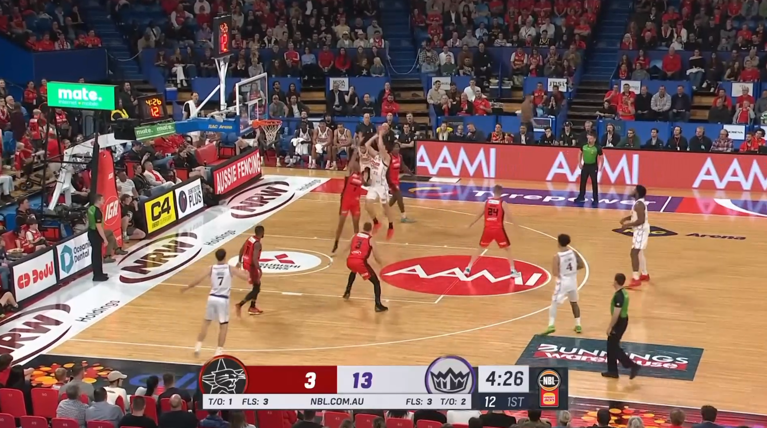 Alex Toohey qui essaie de driver sur Izan Almansa