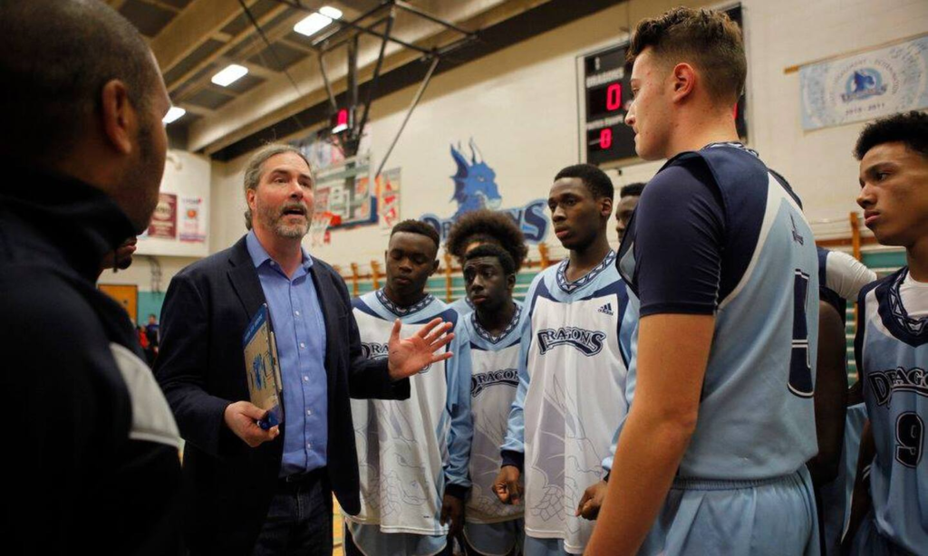 Martin Dusseault, fondateur de "Bien dans mes baskets" et coach de l'équipe des Dragons de Jeanne-Mance. Crédit : CREMIS