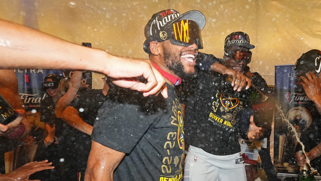 sur Le Roster. | Facteur X : la saison 2022-23 de Bruce Brown Bruce Brown champion NBA avec les Nuggets en 2023. Crédit : NBA TV