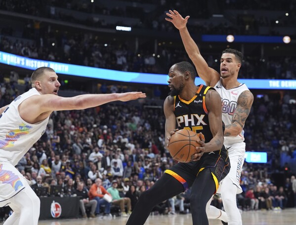 Nikola Jokic et Michael Porter Jr contre Kevin Durant lors de cette nuit du 7 mars 2025 opposant les Nuggets aux Suns