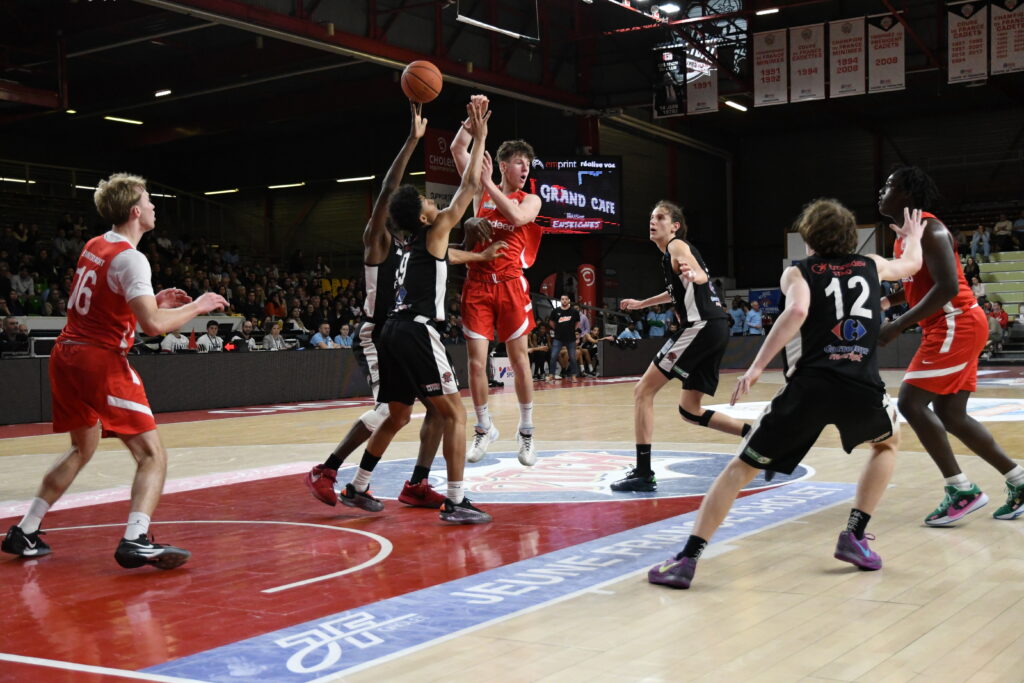 Lukas Smazak no-look pass. Crédit Cholet Mondial Basketball