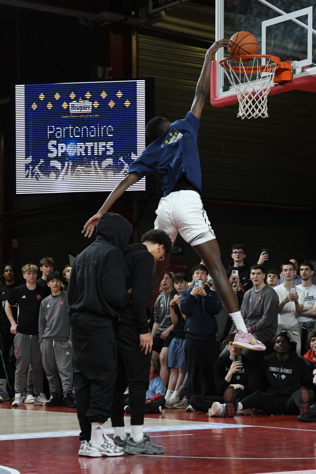 Boubacar-Sidy Traore et ses dunks jordanesque. Crédit : Cholet Mondial Basketball