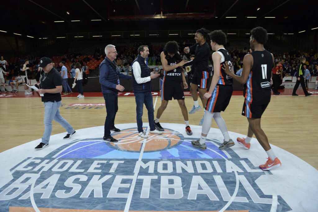 Swann Penda félicité par ses coéquipiers pour avoir été élu MVP de la demi-finale. Crédit : Cholet Mondial Basketball