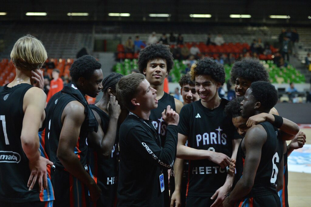 Les joueurs du Paris Basketball tous présents lors de l'interview de Swann Penda. Crédit : Cholet Mondial Basketball