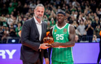 Kendrick Nunn recevant son trophée de MVP du mois de février en EuroLeague