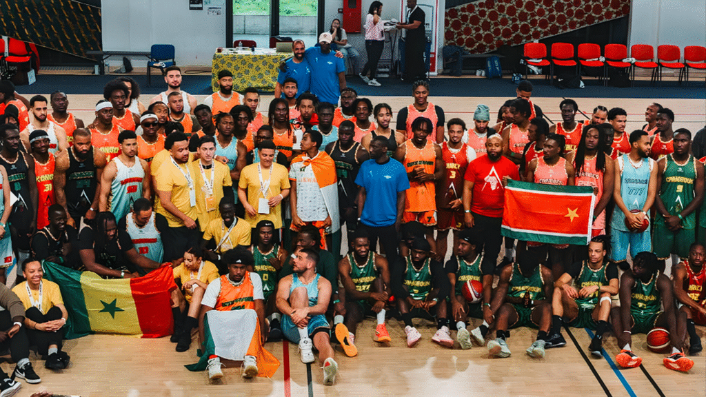 sur Le Roster. | Africa2kBall : là où l’Afrique se rassemble Photo de classe au début du tournoi avec tous les joueurs, coach et arbitres
