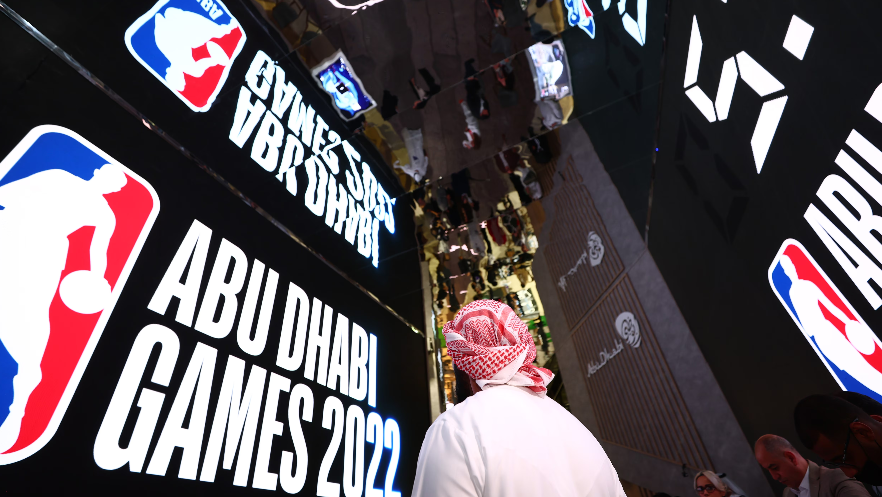 Depuis le début des années 2020, la NBA et Abu Dhabi ont créé des liens qui donnent lieu à de événements sur le sol émirati comme à du sponsoring. Crédit : NBA.