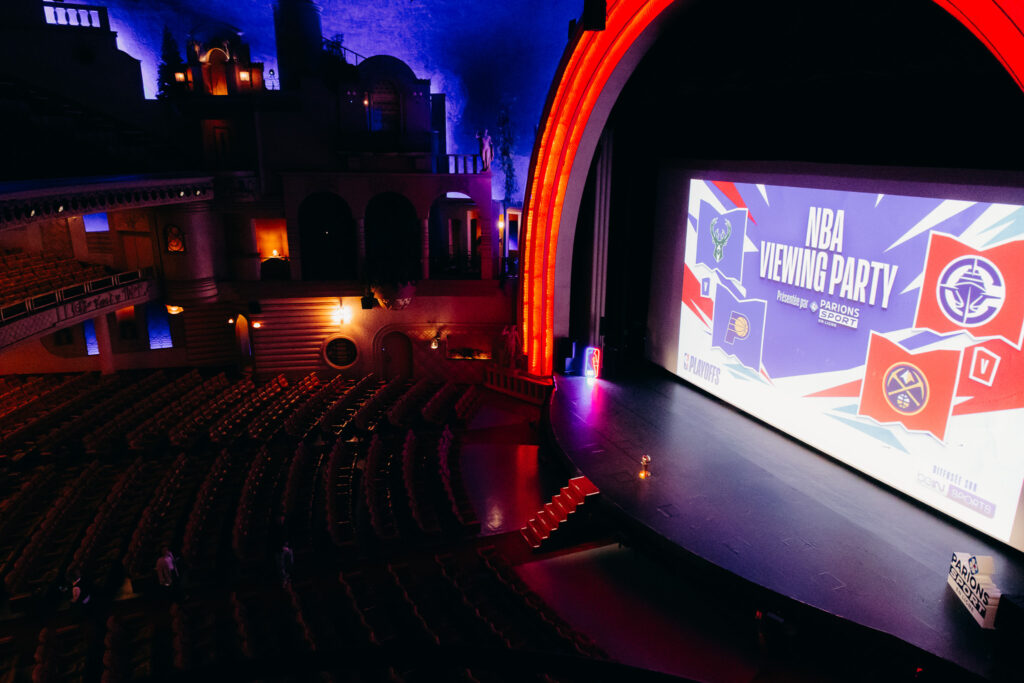Le calme avant la tempête et l'euphorie des 2500 fans de NBA, venus vivre ensemble l'ouverture des play-offs 2025 aux Grand Rex de Paris. Crédit  : NBA France