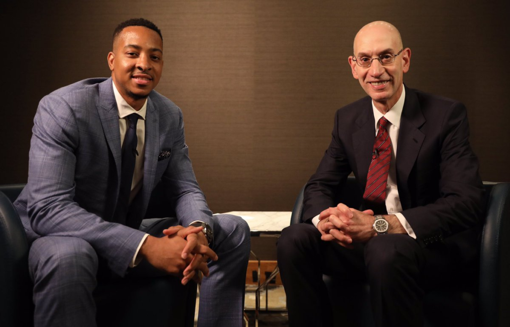 
C.J. McCollum (président de l’association des joueurs) et Adam Silver (Commissioner de la NBA) lors d’une réunion - crédit : image via Basketusa
