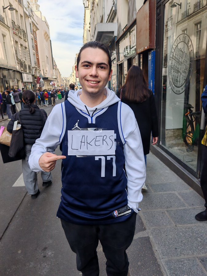 Les cicatrices du transfert de Luka Doncic aux Lakers ne sont pas encore refermées, mais les fans montrent toujours leur amour pour le génie slovène. Crédit : Trashtalk.