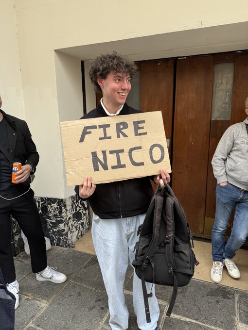 Le GM de Dallas Nico Harrison n'est visiblement pas contesté qu'au Texas, mais aussi à la NBA Viewing Party du Grand Rex... Crédit : Trashtalk