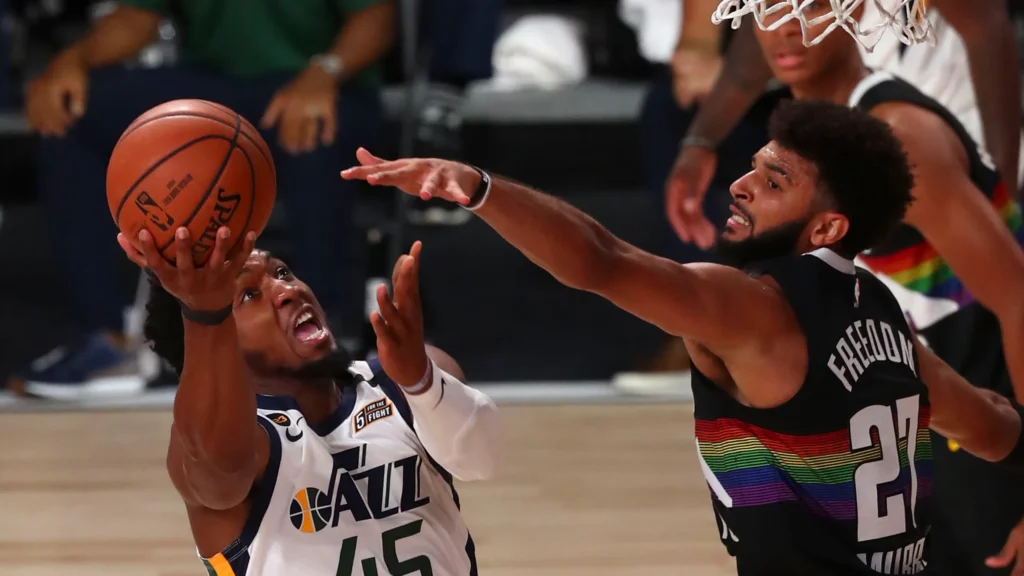 Jamal Murray contre Donovan Mitchell. Crédit: KIM KLEMENT: AP PHOTO