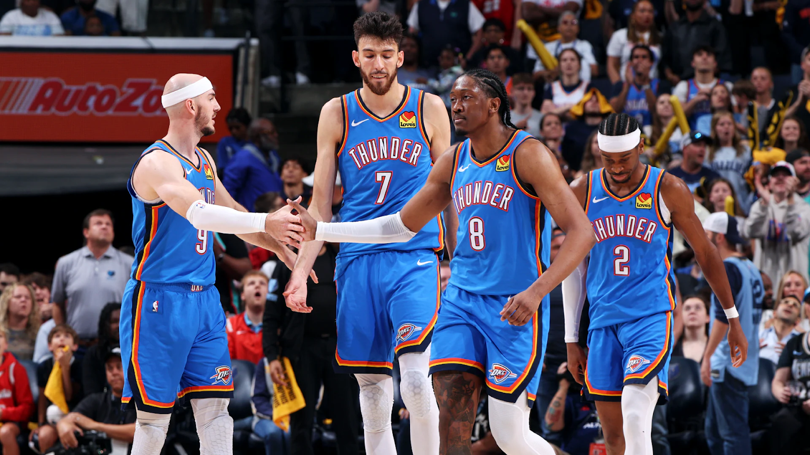 Photo du match 4 opposant Oklahoma City Thunder aux Memphis Grizzlies au 1er tour des playoffs 2025. Victoire 117-115 de OKC. On y voit Alex Caruso à gauche en compagnie de Chet Holmgreen, Jaylen Williams et Shai-Gilgeous Alexander à sa droite. Crédit : NBA