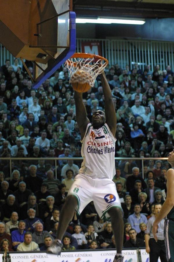 Noël Nijean en plein dunk. Crédit : Noël Nijean Martinique
