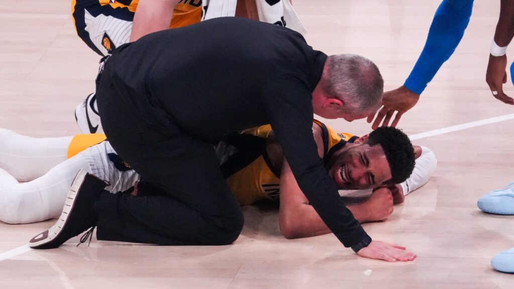 Tyrese Haliburton en pleurs après sa rupture du tendon d'Achille au match 7 des finales NBA. Crédit : Nate Billings / Associated Press Tyrese Habiburton en pleure après sa rupture du tendon d'achille au match 7 des finales NBA. Crédit : Nate Billings / Associated Press