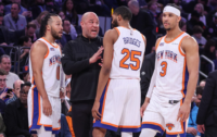 Rick Brunson, assistant coach en train de parler à Mikal Bridges. Crédit : Wendell Cruz-Imagn Images