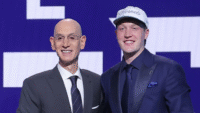Kon Knueppel, pick 4 des Hornets, qui sert la main à Adam Silver pendant la draft