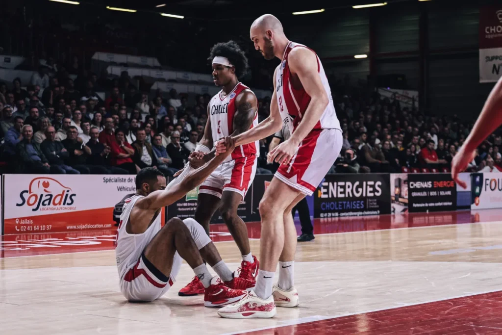 sur Le Roster. | Interview Bastien Vautier : "J'ai de la chance d'avoir joué à Cholet" Bastien Vautier relevant un de ses coéuipiers à Cholet