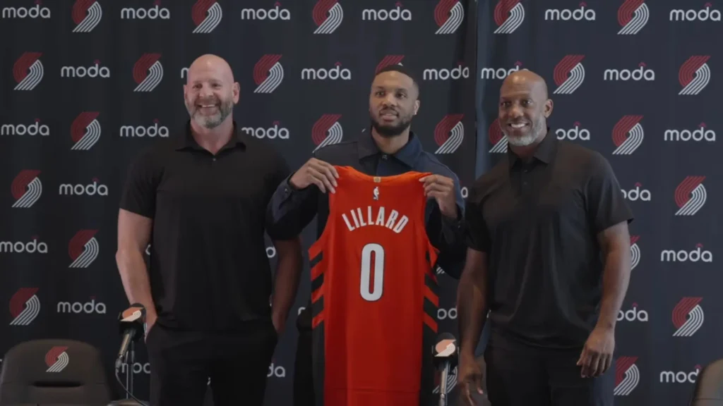 Damian Lillard présenté pour à la presse le 22 juillet 2025 pour son retour à Portland. Crédit : Portland Trail Blazers sur Youtube.