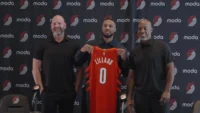 Damian Lillard présenté pour à la presse le 22 juillet 2025 pour son retour à Portland. Crédit : Portland Trail Blazers sur Youtube.
