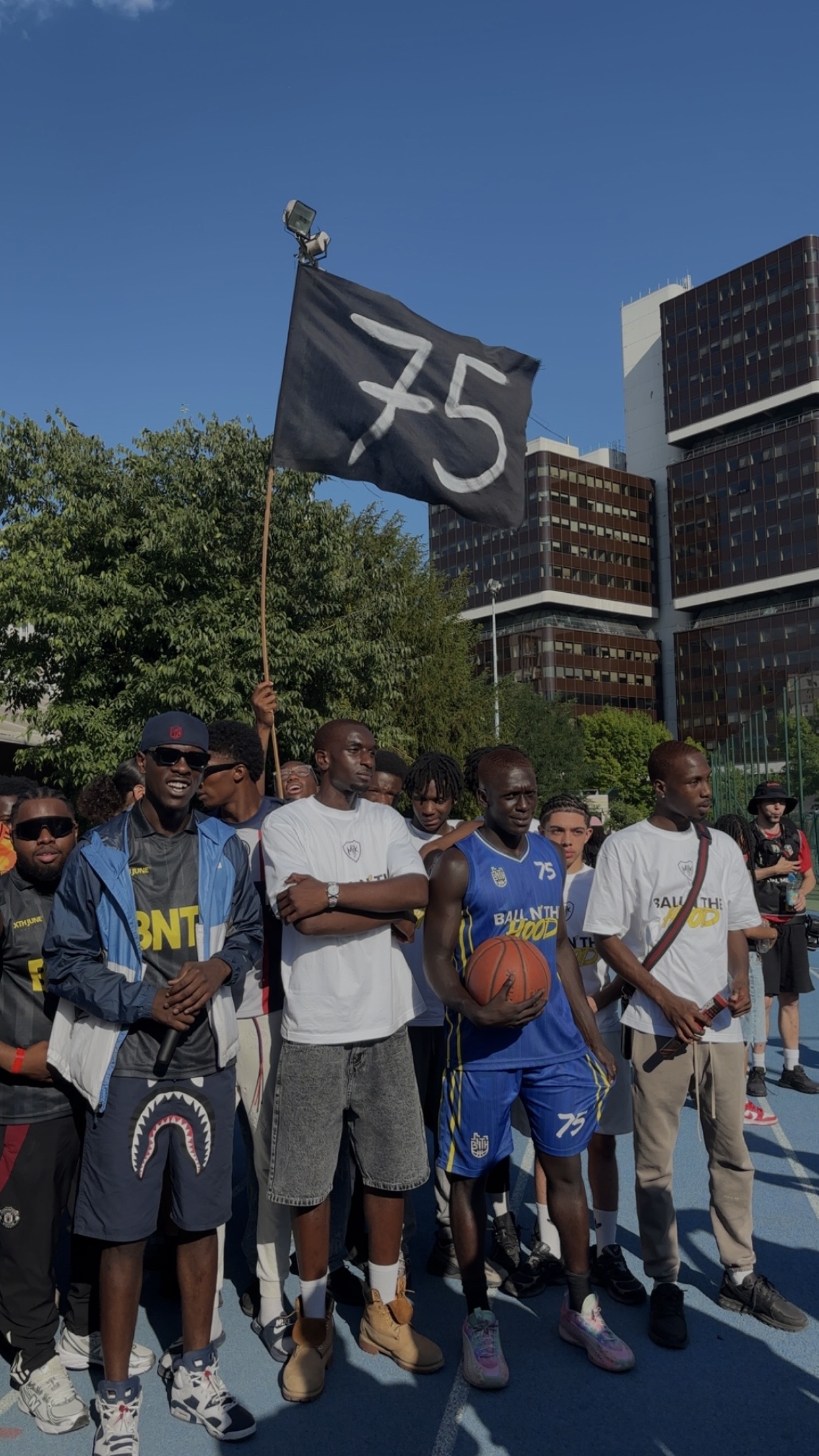 Adama et ses supporters avant sa finale contre DSK