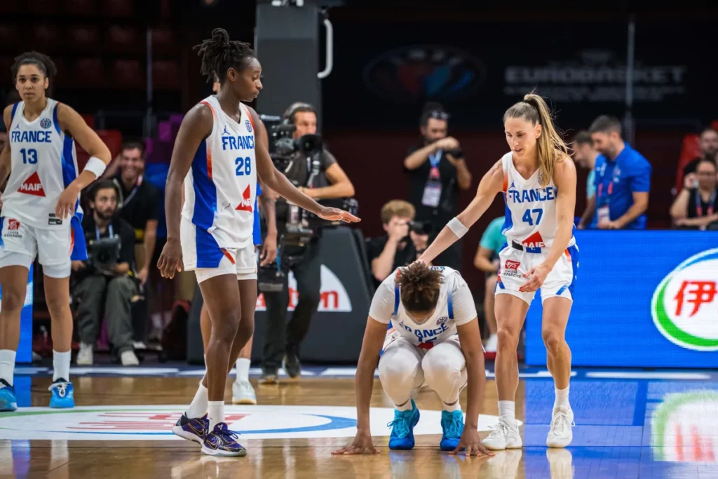 Iliana Rupert abattue après la défaite de la France à l'Euro.