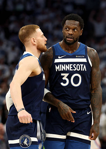 Donte DiVicenzo et Julius Randle contre Oklahoma City. Crédit : Gettyimages