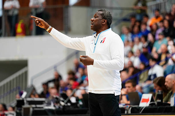 Jean-Aimé Toupane, entraineur de l'équipe de France, donnant des conseils à son équipe contre la Turquie en match amical