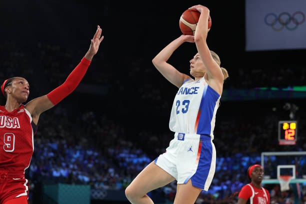 Marine Johannès en train de tirer en finale des JO 2024 à Paris