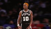 Dennis Rodman chez les Spurs. Il restera deux saisons avant de partir aux Bulls. Crédit : miniature, Dunkman827 sur YouTube