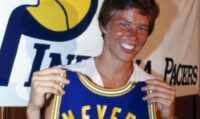 Ann Meyers lors de sa signature aux Pacers. Crédit : Bettmann