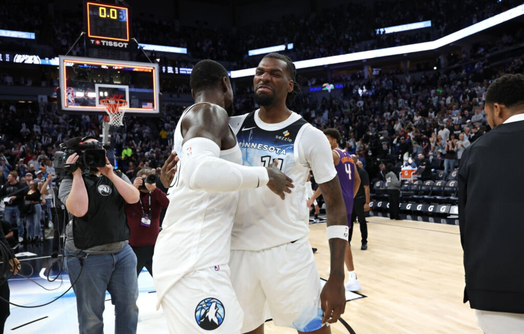 Julius Randle et Naz Reid célèbrent une victoire des Timberwolves