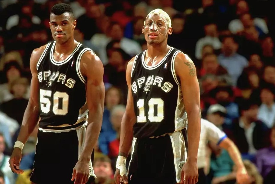 David Robinson, ancien militaire, carré et droit avec Dennis Rodman connu pour son excentricité et ses écarts. Deux personnalités qui n'ont pas collé. Crédit : Brian Drake/Getty Images