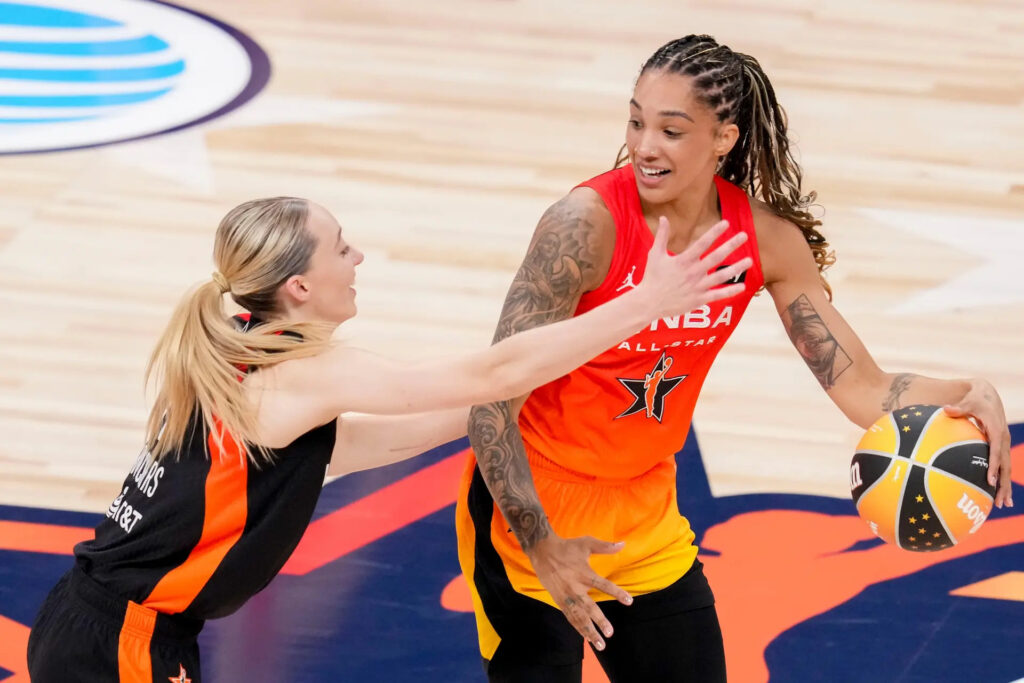 Gabby Williams lors du All-Star Game 2025 attaquant face à Paige Bueckers. Crédit : Christine Tannous/IndyStar / USA TODAY NETWORK