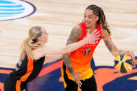 Gabby Williams lors du All-Star Game 2025 attaquant face à Paige Bueckers. Crédit : Christine Tannous/IndyStar / USA TODAY NETWORK