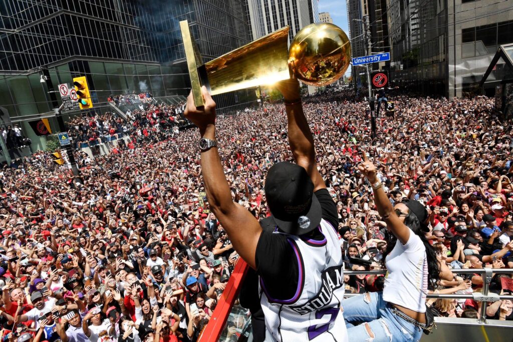 La foule présente dans les rues de Toronto après le titre. Crédit : Parlons basket