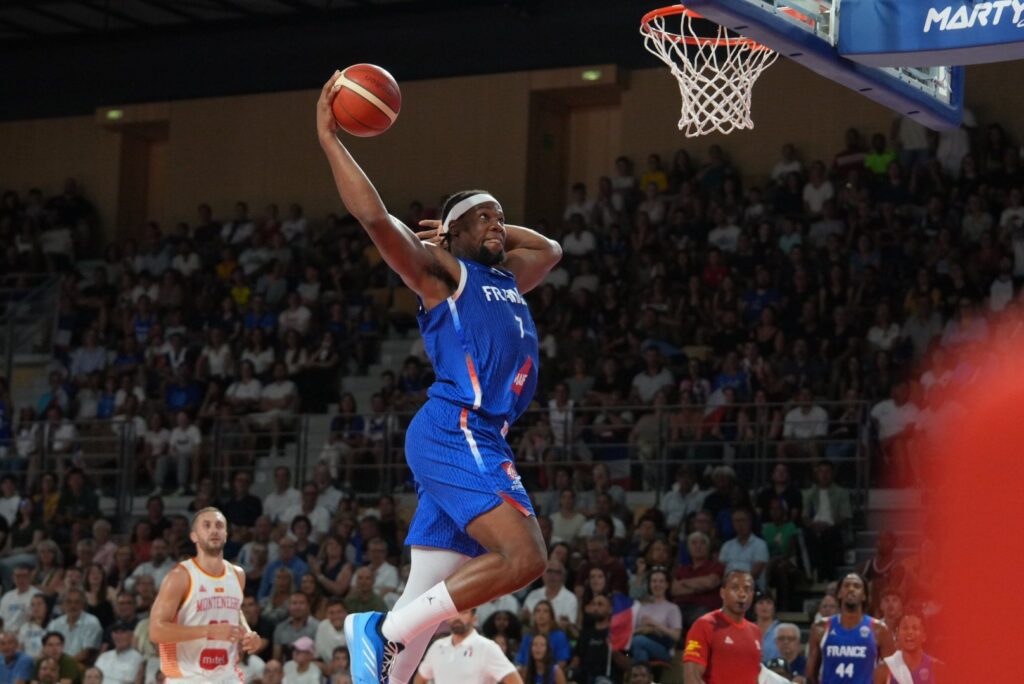 Guerschon Yabusele monte au dunk dans le match France - Monténégro.