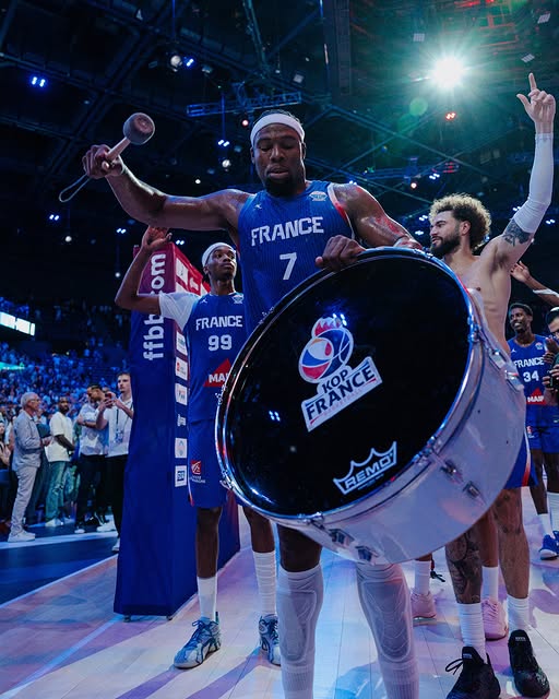 Le capitaine Guerschon Yabusele en communion avec le Kop France après la victoire 78-73 face à l'Espagne en préparation de l'Eurobasket. (Crédit : Instagram / equipedefrancebasket)
