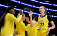 Cameron Brink (Los Angeles Sparks) tape dans les mains de ses coéquipières sur le banc.