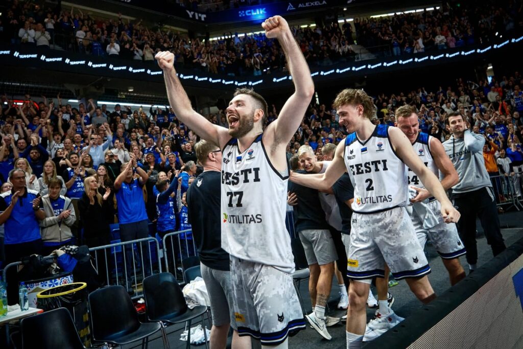 Kristian Kullamae fête la qualification de l'Estonie pour l'EuroBasket 2025.