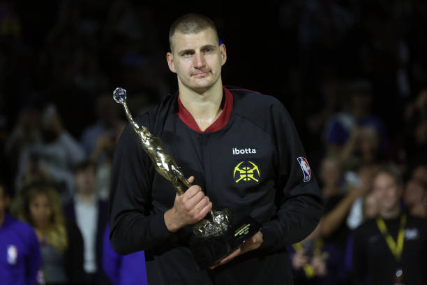 sur Le Roster. | Le fabuleux début de Nikola Jokić en NBA Nikola Jokić avec son 3ème trophée de MVP en 2024. Crédit : Gettyimages